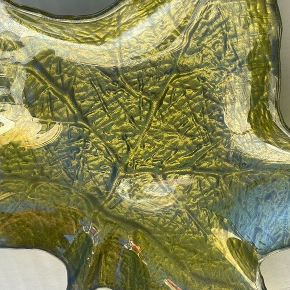 VINTAGE art glass green iridescent candy, nut, snack dish leaf shaped tray - Picture 3 of 10